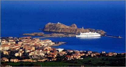 Ferry a quai  l'Ile rousse